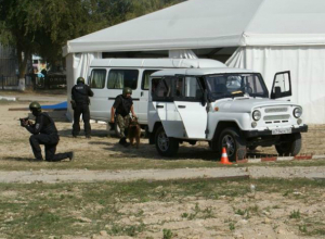 С боевой формой таганрогского ОМОНа познакомились участники молодежного форума С боевой формой таганрогского ОМОНа познакомились участники молодежного форума
