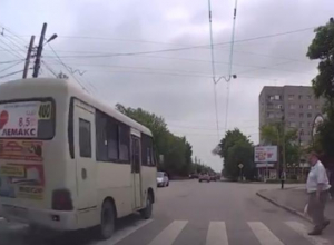 Неуважение водителя маршрутки к пешеходу в Таганроге попало на камеру видеорегистратора Неуважение водителя маршрутки к пешеходу в Таганроге попало на камеру видеорегистратора