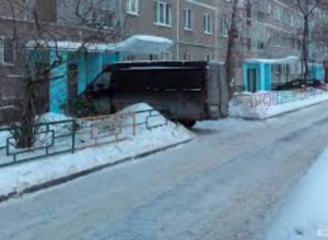 Водитель маршрутного такси в Таганроге держит в страхе двор многоэтажки Водитель маршрутного такси в Таганроге держит в страхе двор многоэтажки