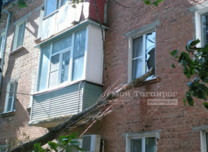 Огромный засохший тополь вонзился в окно техэтажного дома в Таганроге Огромный засохший тополь вонзился в окно техэтажного дома в Таганроге