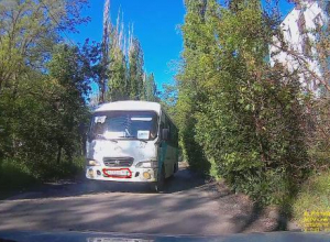 Водитель маршрутки, идущий на таран встречных автомобилей, удивил водителей Водитель маршрутки, идущий на таран встречных автомобилей, удивил водителей