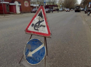 На смену неказистым лежачим полицейским в Таганроге пришли лежачие дорожные рабочие На смену неказистым лежачим полицейским в Таганроге пришли лежачие дорожные рабочие