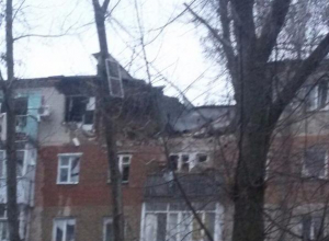 В Таганроге после взрыва обрушился подъезд жилой многоэтажки В Таганроге после взрыва обрушился подъезд жилой многоэтажки