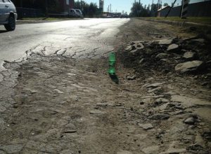 На огромную яму уже полгода никто не обращает внимание в Таганроге На огромную яму уже полгода никто не обращает внимание в Таганроге