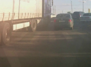 В Таганроге фура зацепила и смяла иномарку В Таганроге фура зацепила и смяла иномарку