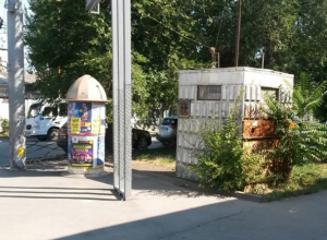 Никчемная будка милиционера украшает подходы к музею «Лавка Чеховых» в Таганроге Никчемная будка милиционера украшает подходы к музею «Лавка Чеховых» в Таганроге