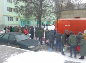 Водовозы Водоканала подвозят воду горожанам Водовозы Водоканала подвозят воду горожанам