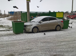 Автомобиль автохама замуровали мусорными контейнерами в Таганроге Автомобиль автохама замуровали мусорными контейнерами в Таганроге