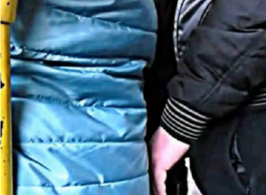 24Трется о попу в автобусе
