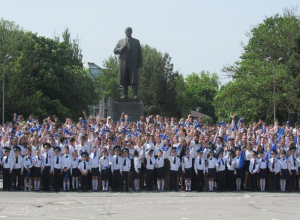 В Таганроге более 2 000 учащихся закружились в «Вальсе Победы» В Таганроге более 2 000 учащихся закружились в «Вальсе Победы»