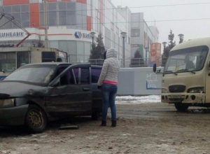 Невнимательный водитель в Таганроге спровоцировал ДТП с маршруткой Невнимательный водитель в Таганроге спровоцировал ДТП с маршруткой