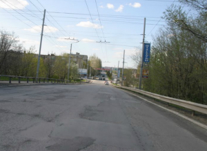На Бакинском мосту в Таганроге дорожники надумали ремонт полотна На Бакинском мосту в Таганроге дорожники надумали ремонт полотна