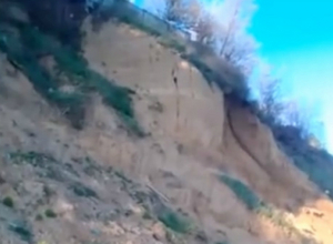 В Таганроге море забирает дома жителей В Таганроге море забирает дома жителей