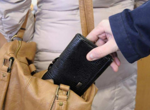 В Таганроге задержали транспортную карманницу В Таганроге задержали транспортную карманницу