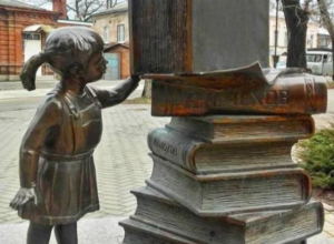 «Юная читательница» возле таганрогской библиотеки им. Чехова полюбилась итальянцам «Юная читательница» возле таганрогской библиотеки им. Чехова полюбилась итальянцам