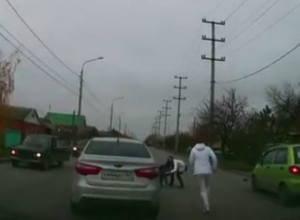 Последствия наезда молодой автоледи на школьника, переходившего дорогу по «зебре» в Таганроге, попали на видео Последствия наезда молодой автоледи на школьника, переходившего дорогу по «зебре» в Таганроге, попали на видео