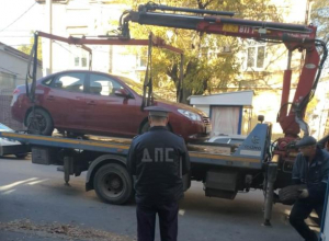 Очередного нарушителя парковки эвакуировали с тротуара в центре Таганрога Очередного нарушителя парковки эвакуировали с тротуара в центре Таганрога