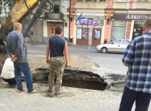 Глубокий провал образовался в центре Таганрога Глубокий провал образовался в центре Таганрога