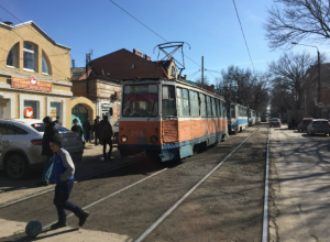 В Таганроге 12 трамваев ожидали, когда автоледи освободит им путь В Таганроге 12 трамваев ожидали, когда автоледи освободит им путь