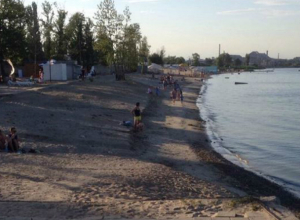 В Таганроге хозяева пляжей, не делая места для переодевания, плодят нудистов В Таганроге хозяева пляжей, не делая места для переодевания, плодят нудистов