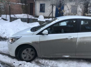 Таганроженка, изрядно помучившись на неочищенном ото льда и снега дворе, с трудом выехала в город Таганроженка, изрядно помучившись на неочищенном ото льда и снега дворе, с трудом выехала в город