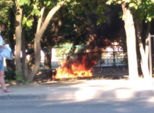 В Таганроге полностью сгорел мотоцикл возле школы В Таганроге полностью сгорел мотоцикл возле школы