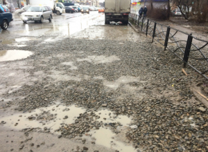 Водоканал справился с тяжелейшей аварией, но не убрал после себя грязь и гравий Водоканал справился с тяжелейшей аварией, но не убрал после себя грязь и гравий