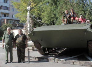 БМП-1 стала завершающим элементом памятника «Черный тюльпан» БМП-1 стала завершающим элементом памятника «Черный тюльпан»