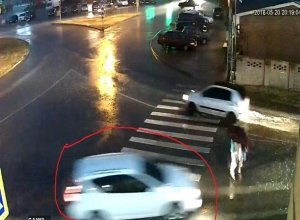 В Таганроге джип сбил двух девушек и скрылся с места аварии В Таганроге джип сбил двух девушек и скрылся с места аварии