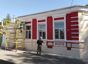 По-хозяйски меняет облик старинный дом в Таганроге на Александровской По-хозяйски меняет облик старинный дом в Таганроге на Александровской