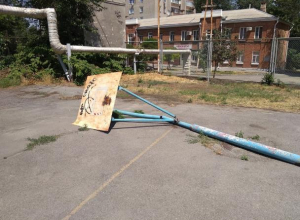 Не место для игр: взрослые отобрали у детей спортивную площадку в Таганроге Не место для игр: взрослые отобрали у детей спортивную площадку в Таганроге
