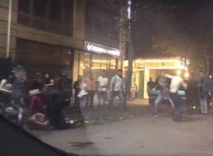 Массовая драка в центре Таганрога попала на видео Массовая драка в центре Таганрога попала на видео