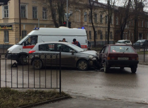В Таганроге произошло ДТП с участием ВАЗ и иномарки В Таганроге произошло ДТП с участием ВАЗ и иномарки