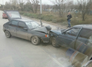 Жуткое лобовое ДТП с пострадавшим спровоцировало огромную пробку на улице Таганрога Жуткое лобовое ДТП с пострадавшим спровоцировало огромную пробку на улице Таганрога