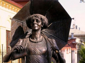 Календарь: 10 лет со дня открытия памятника Раневской в Таганроге Календарь: 10 лет со дня открытия памятника Раневской в Таганроге