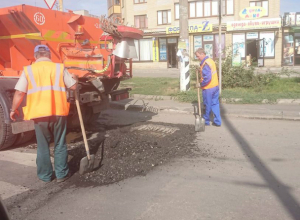 Обещания сити-менеджера не сыпать больше на дорогу щебень, оказались пустыми Обещания сити-менеджера не сыпать больше на дорогу щебень, оказались пустыми