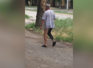 Таганрожцы изумились и смеялись, увидев как голый мужик, тряся гениталиями, браво шагал, рассуждая про футбол Таганрожцы изумились и смеялись, увидев как голый мужик, тряся гениталиями, браво шагал, рассуждая про футбол