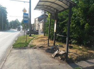 Таганрожцы обсудили состояние остановок в городе Таганрожцы обсудили состояние остановок в городе