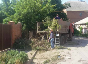 Два депутата, засучив рукава, с помощью жителей несколько часов чистили русло Черепахи Два депутата, засучив рукава, с помощью жителей несколько часов чистили русло Черепахи
