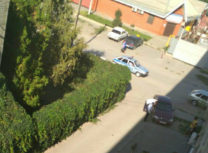 Запланировавшего «пьяные покатушки» мужчину жестко успокоили соседи во дворе Таганрога Запланировавшего «пьяные покатушки» мужчину жестко успокоили соседи во дворе Таганрога