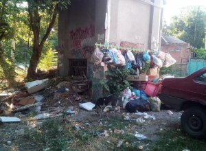 Мусорный гардероб соорудили «креативные» таганрожцы Мусорный гардероб соорудили «креативные» таганрожцы