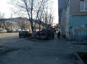 Наглая парковка на тротуаре вызвала гнев таганрожцев Наглая парковка на тротуаре вызвала гнев таганрожцев