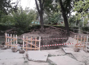 Пожилая таганроженка упала в разрытую Водоканалом яму Пожилая таганроженка упала в разрытую Водоканалом яму
