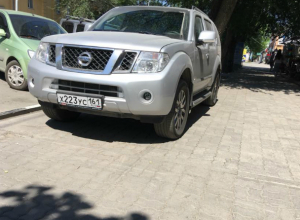 Автохамы продолжают парковаться на тротуарах Автохамы продолжают парковаться на тротуарах