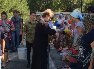 Журналисты «Блокнота» освятили фрукты в «Красном десанте» под Таганрогом, поговорили с сельчанами о приметах Журналисты «Блокнота» освятили фрукты в «Красном десанте» под Таганрогом, поговорили с сельчанами о приметах