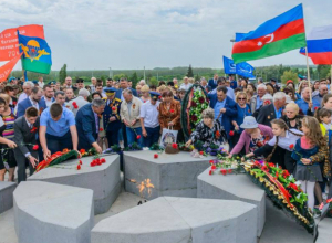 Жители отдали дань памяти защитникам Самбекских высот Жители отдали дань памяти защитникам Самбекских высот