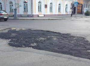 Качество ремонта дорожного полотна в центре Таганрога насторожило автолюбителей Качество ремонта дорожного полотна в центре Таганрога насторожило автолюбителей