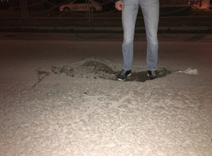 Жалобу таганрожца на яму на дороге не удовлетворили Жалобу таганрожца на яму на дороге не удовлетворили