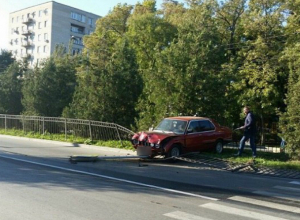BMW на скорости влетела в ограждение в Таганроге BMW на скорости влетела в ограждение в Таганроге