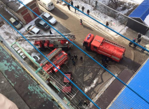 В Таганроге горит жилая девятиэтажка В Таганроге горит жилая девятиэтажка